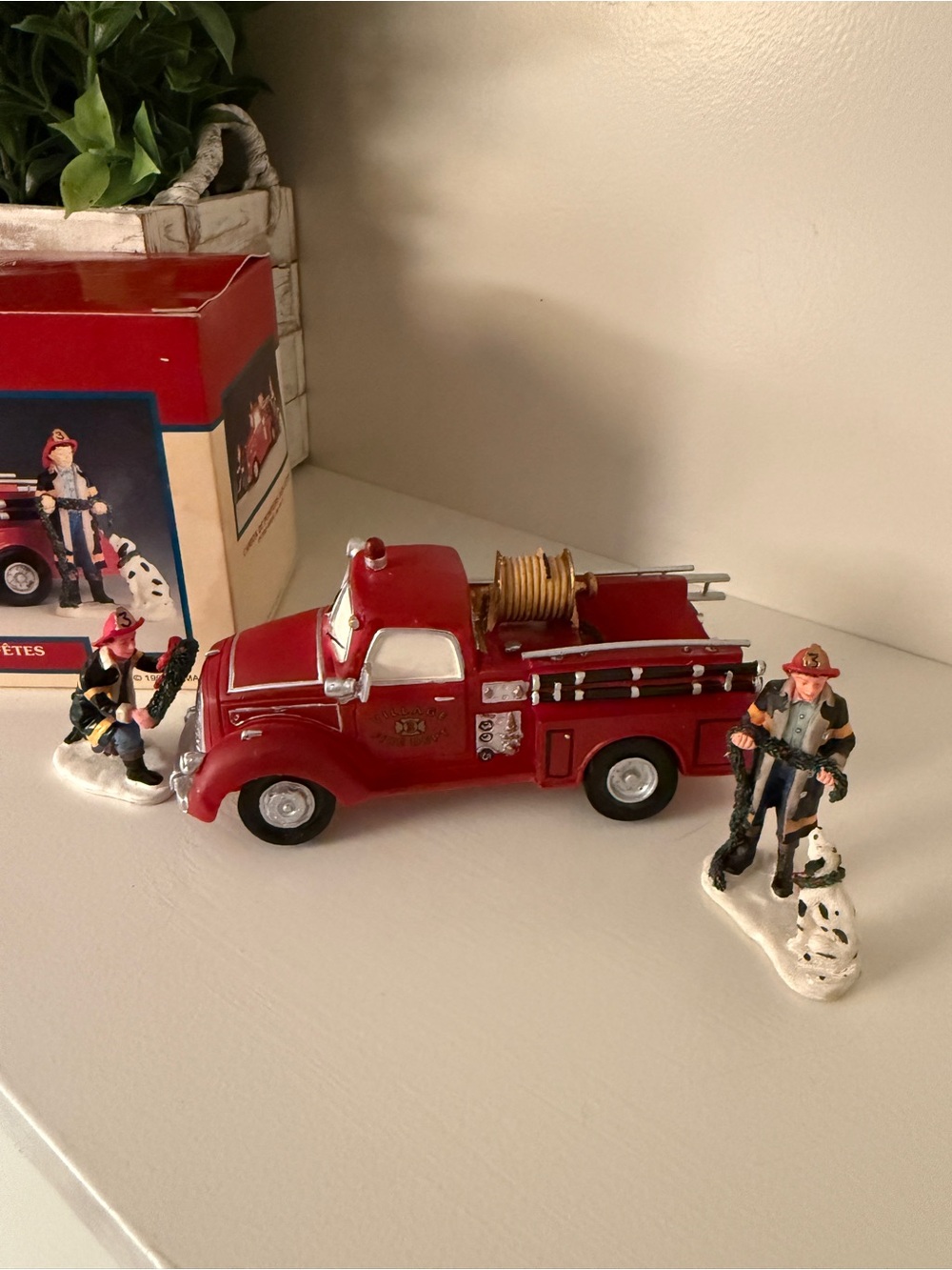 Lemax Village Collection "Festive Fire Engine" (Camion de Pompiers des Fêtes)